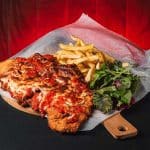 Snitel gigant cu mozzarela gratinata cu sosul casei